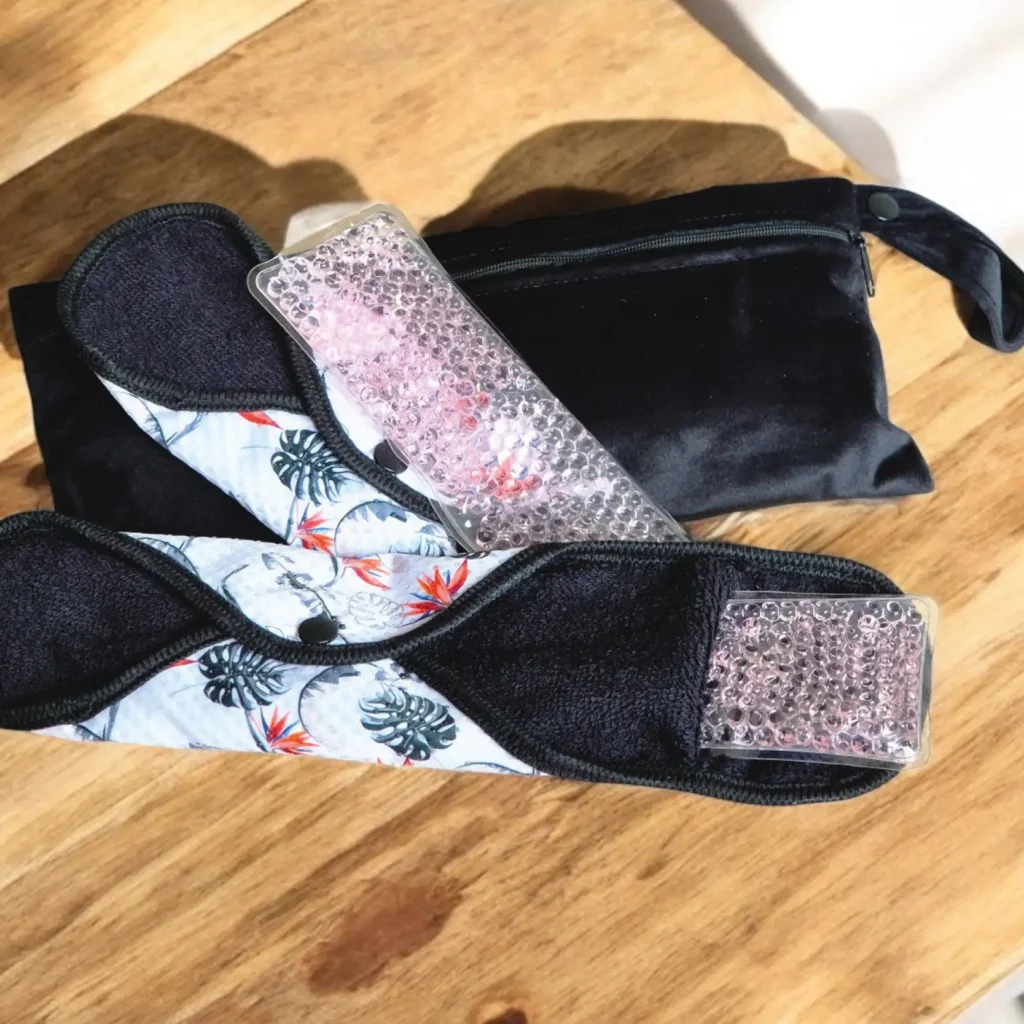 Règle douloureuse : 2 serviettes + 2 pads soulageant chaud / froid + 1 pochette